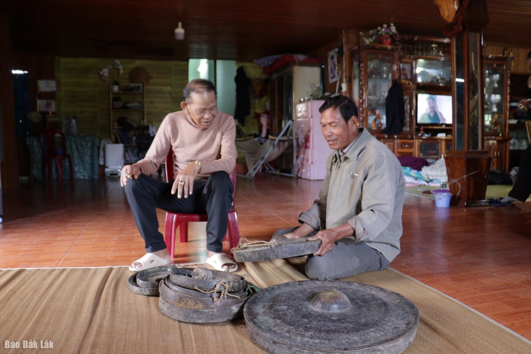 Ông Y Dem trao đổi với người dân về bảo tồn văn hóa