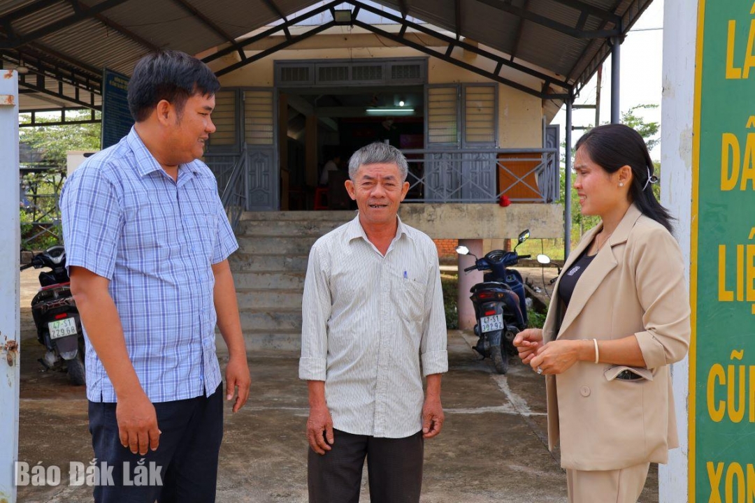 Ông Biện Văn Lạc trò chuyện cùng lãnh đạo địa phương về tình hình buôn làng.
