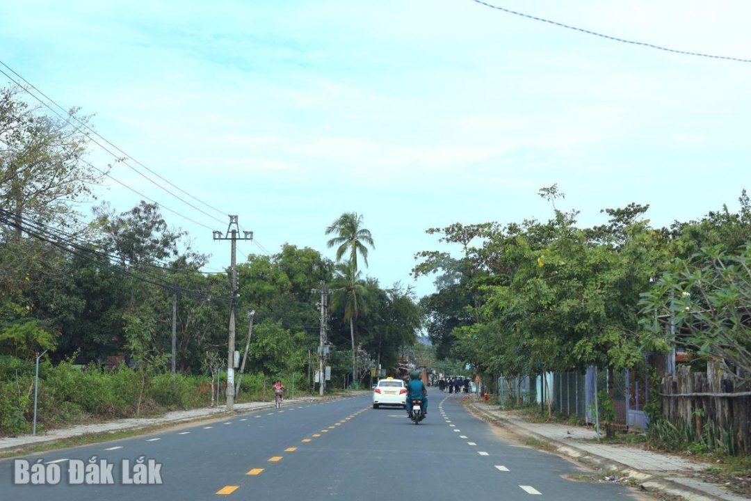 Một tuyến đường trên địa bàn buôn Trí được đầu tư khang trang, rộng thoáng.