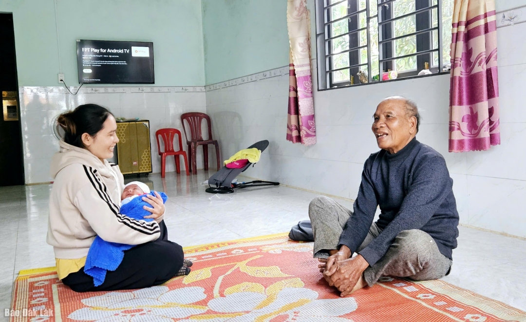 Già làng Y Lú Byă thường xuyên tuyên truyền, vận động bà con ở buôn Cư Păm.