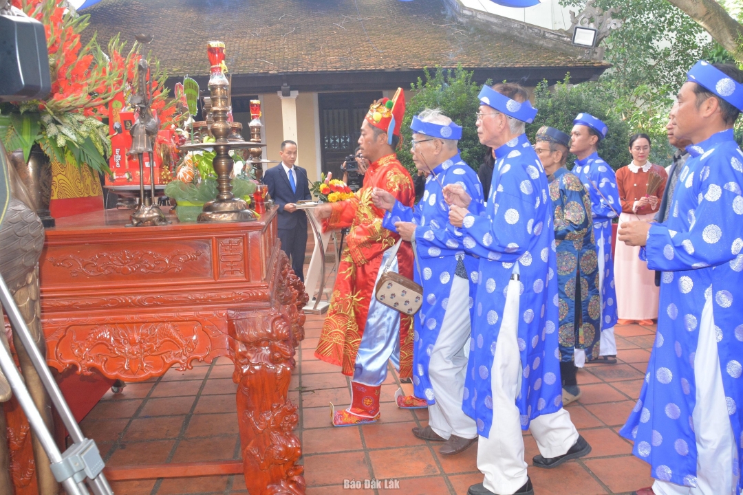 Các bô lão Đình Lạc Giao dâng hương tưởng niệm.