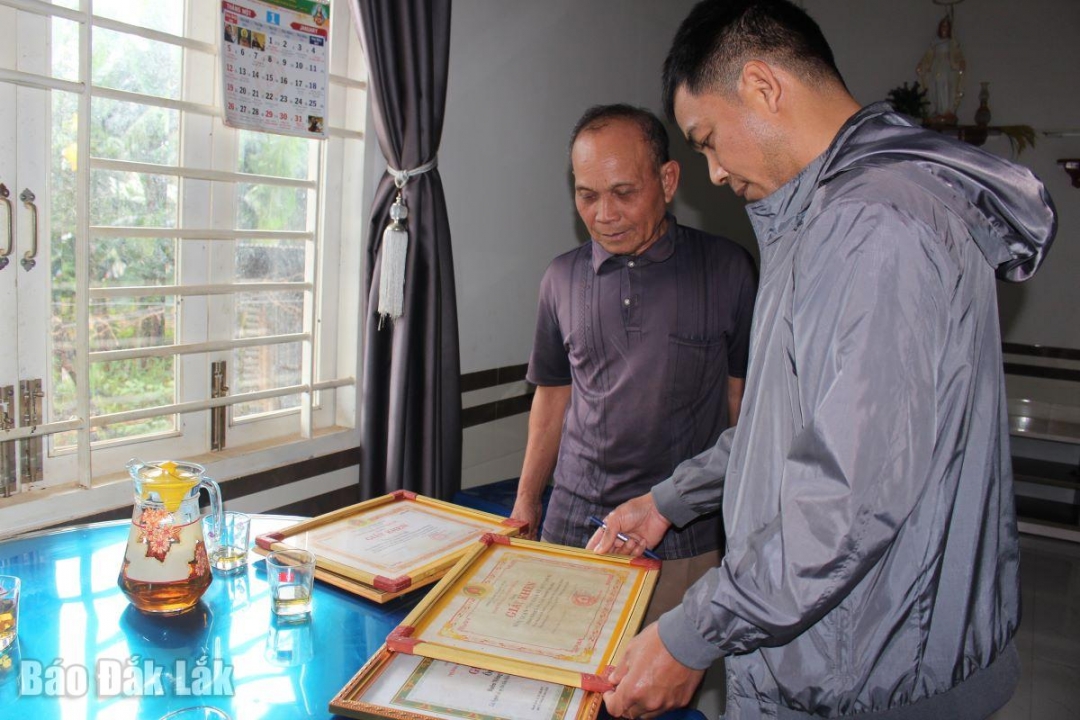 Ông Y Toan Niê xem lại những “ký ức đẹp” của thời thanh niên xung phong. 

