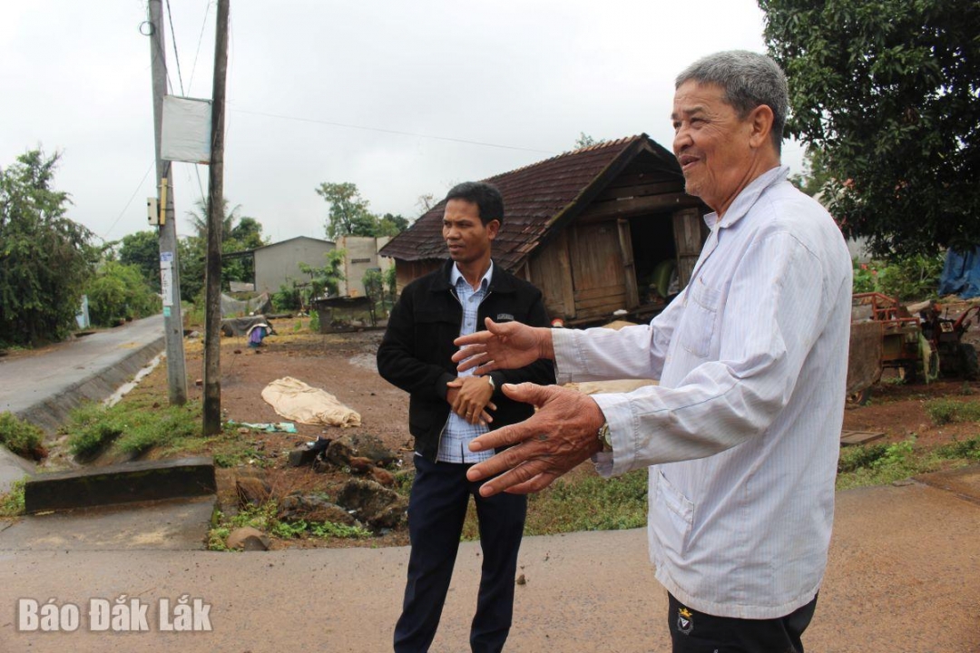Ông Y To Byă (buôn Ea Mdhar 1A, xã Ea Nuôl) kể về những ngày đi vận động bà con hiến đất mở đường. 