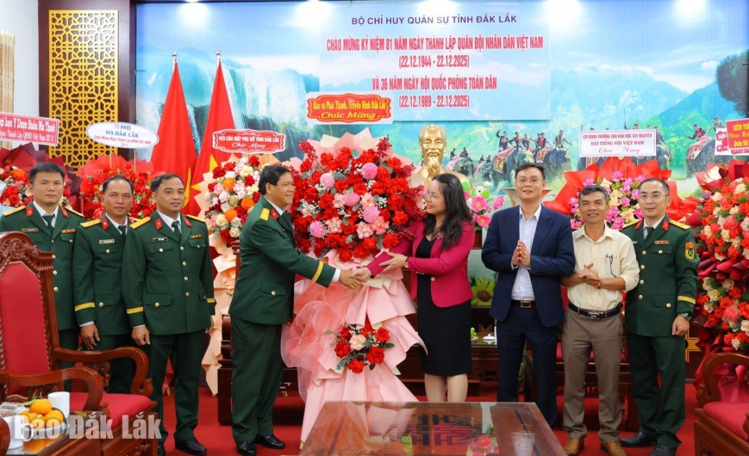 Giám đốc Báo và PT-TH Đắk Lắk Đào Phạm Hoàng Quyên cùng đoàn công tác gửi lời chúc mừng đến cán bộ, chiến sĩ Bộ Chỉ huy Quân sự tỉnh.