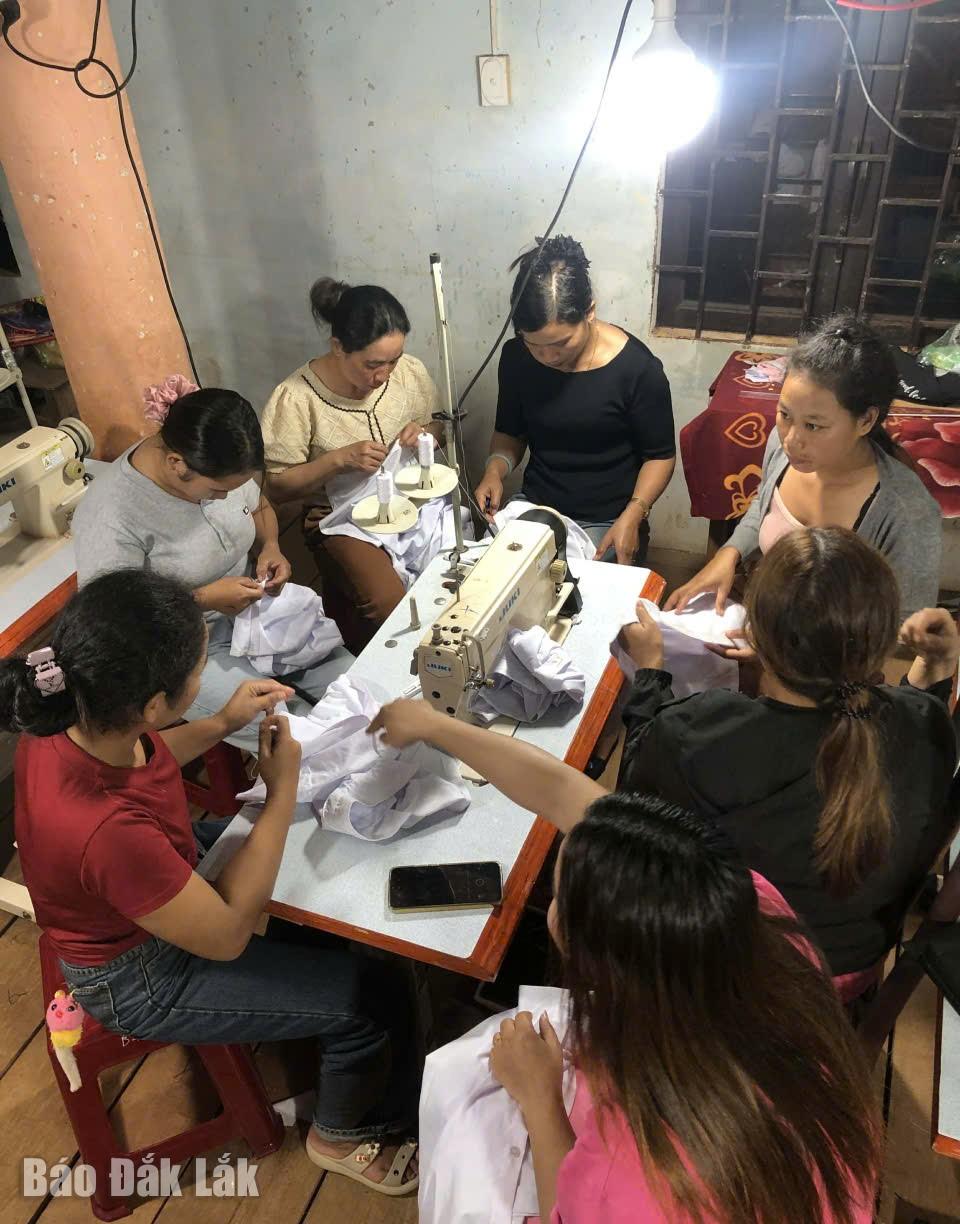Lớp học nghề được tổ chức vào ban đêm đang lan tỏa tinh thần vượt khó, ham học hỏi trong đồng bào dân tộc thiểu số.