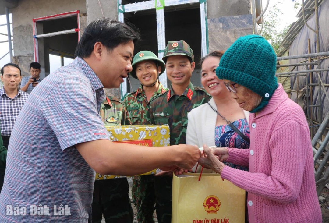 Bí thư Tỉnh ủy Lương Nguyễn Minh Triết tặng quà, động viên gia đình cụ Trần Thị Duyệt, thôn Phú Hữu, xã Hòa Thịnh.