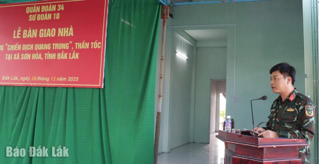 Thượng tá Đặng Thành Tuyên, Phó Chính ủy Sư đoàn 10, Quân đoàn 34 phát biểu tại buổi lễ.