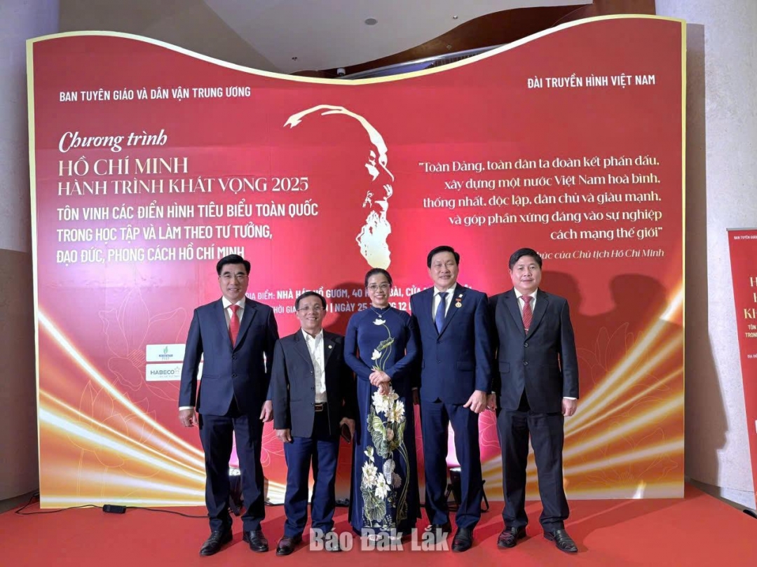 Báo Dân Xã Phó Bí thư Tỉnh ủy Huỳnh Thị Chiến Hòa; lãnh đạo Ban Tuyên giáo và Dân vận Tỉnh ủy cùng tập thể được tuyên dương.