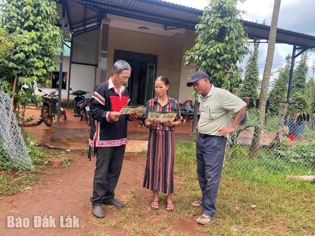 Ông Y Bếp Niê (bìa trái) - người có uy tín ở buôn Yông B tuyên truyền pháp luật cho người dân.