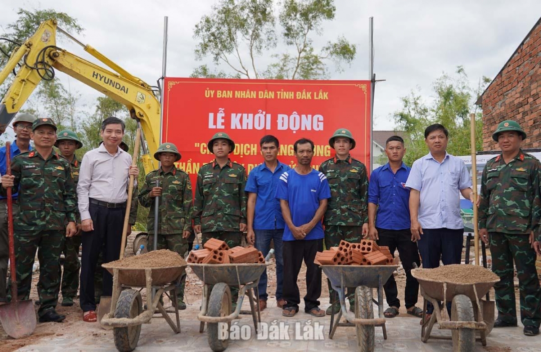 Lãnh đạo tỉnh và các đại biểu thực hiện nghi thức khởi công.