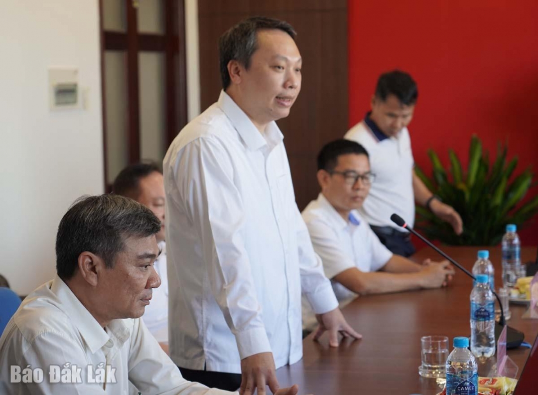 đồng chí Nguyễn Huy Dũng, Ủy viên chuyên trách Ban Chỉ đạo Trung ương về phát triển khoa học - công nghệ, đổi mới sáng tạo và chuyển đổi số chia sẻ những khó khăn, thiệt hại với tỉnh.