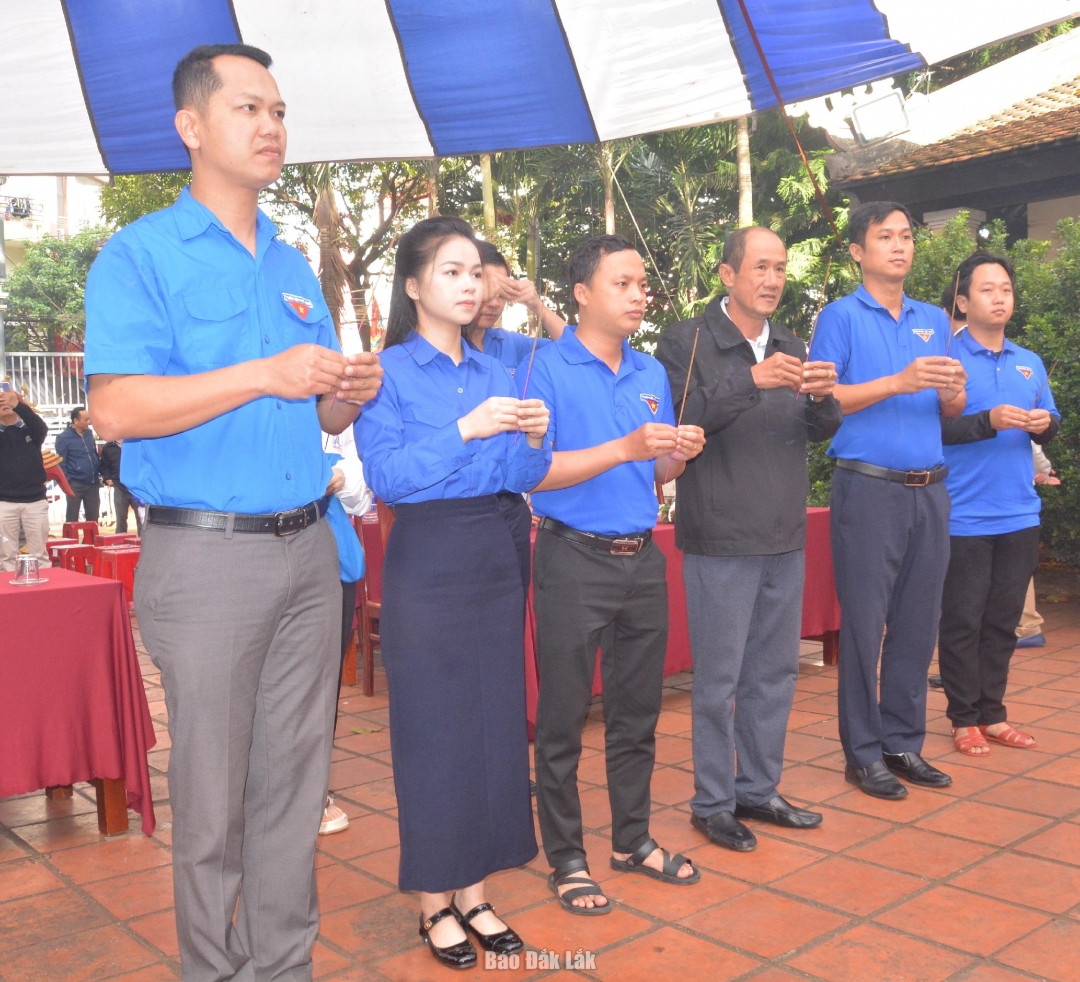 Đoàn viên thanh niên, nhân dân trên địa bàn phường Buôn Ma Thuột dâng hương tưởng niệm.