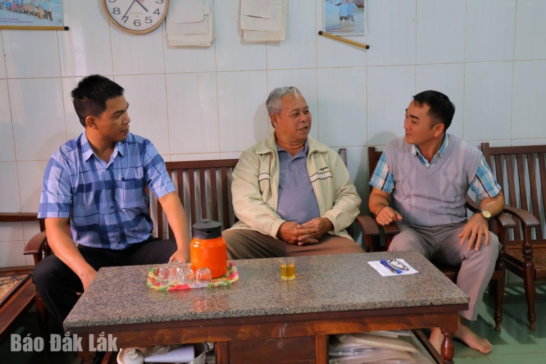 Ông Lê Quang Trí chuyện trò, trao đổi cùng cán bộ Phòng Văn hóa - Xã hội xã Ea Nuôl.