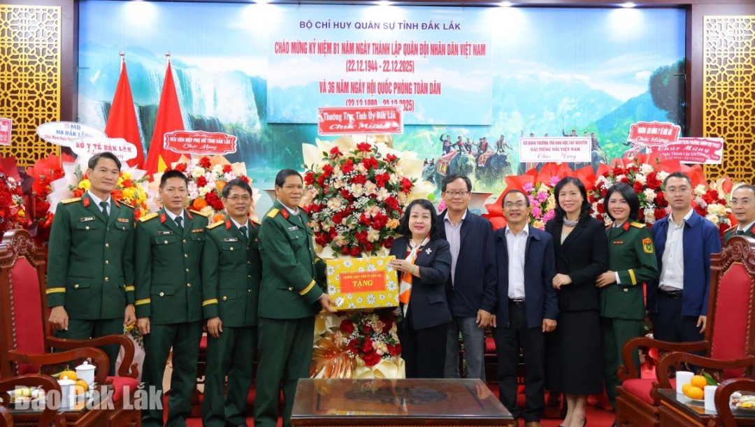 Phó Bí thư Thường trực Tỉnh ủy Cao Thị Hòa An cùng đoàn công tác trao quà tặng cán bộ, chiến sĩ LLVT tỉnh.