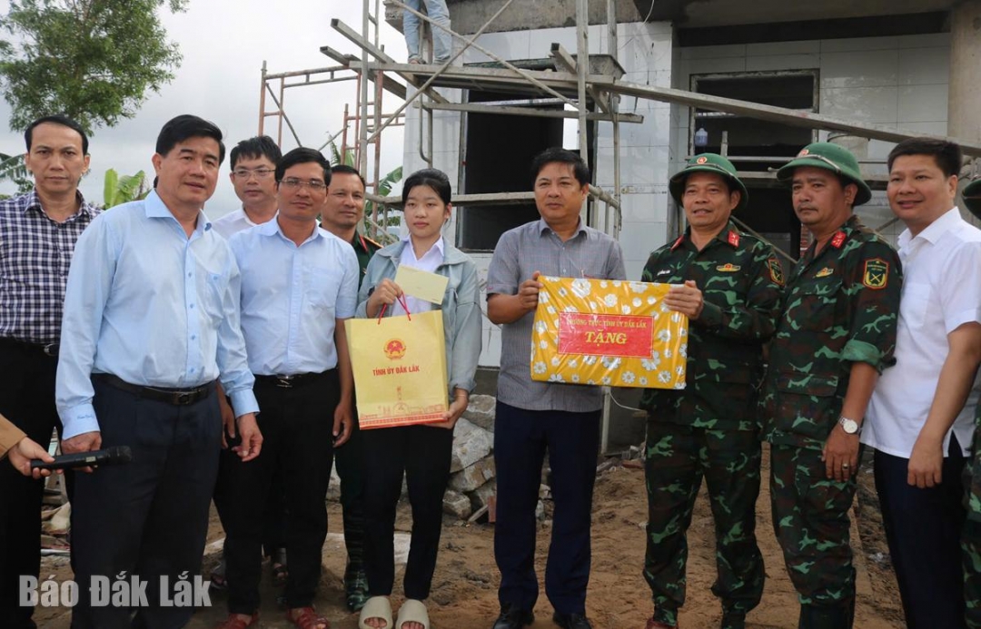 Bí thư Tỉnh ủy Lương Nguyễn Minh Triết tặng quà cho các đơn vị vũ trang đang hỗ trợ xây nhà cho người dân ở xã Hòa Thịnh.