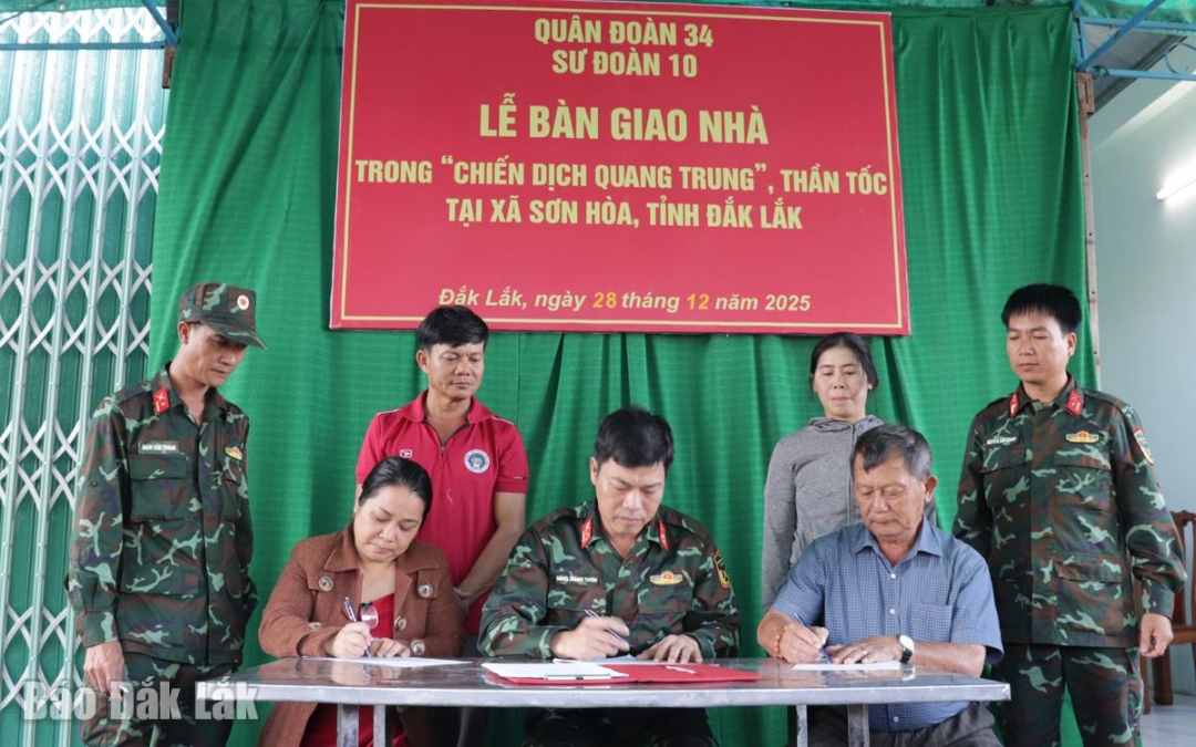 Lãnh đạo Sư đoàn 10 ký kết bàn giao nhà cho các hộ dân.
