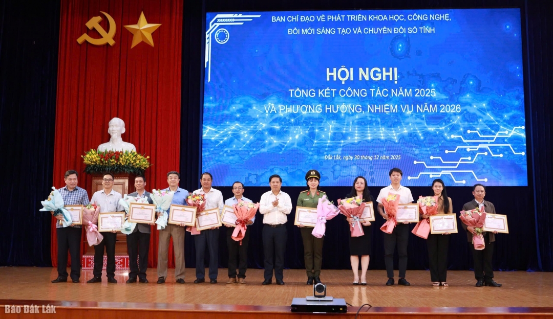 Những tập thể có thành tích xuất sắc trong thực hiện Nghị quyết 57 được nhận Bẳng khen của Ban Thường vụ Tỉnh ủy