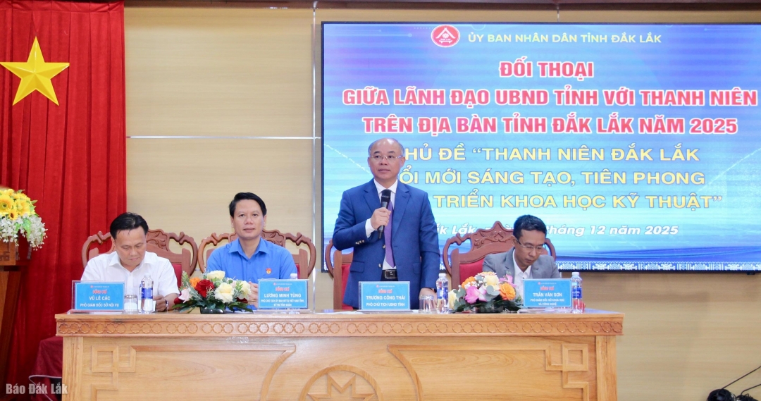 Phó Chủ tịch UBND tỉnh Trương Công Thái điều hành, chủ trì hội nghị.