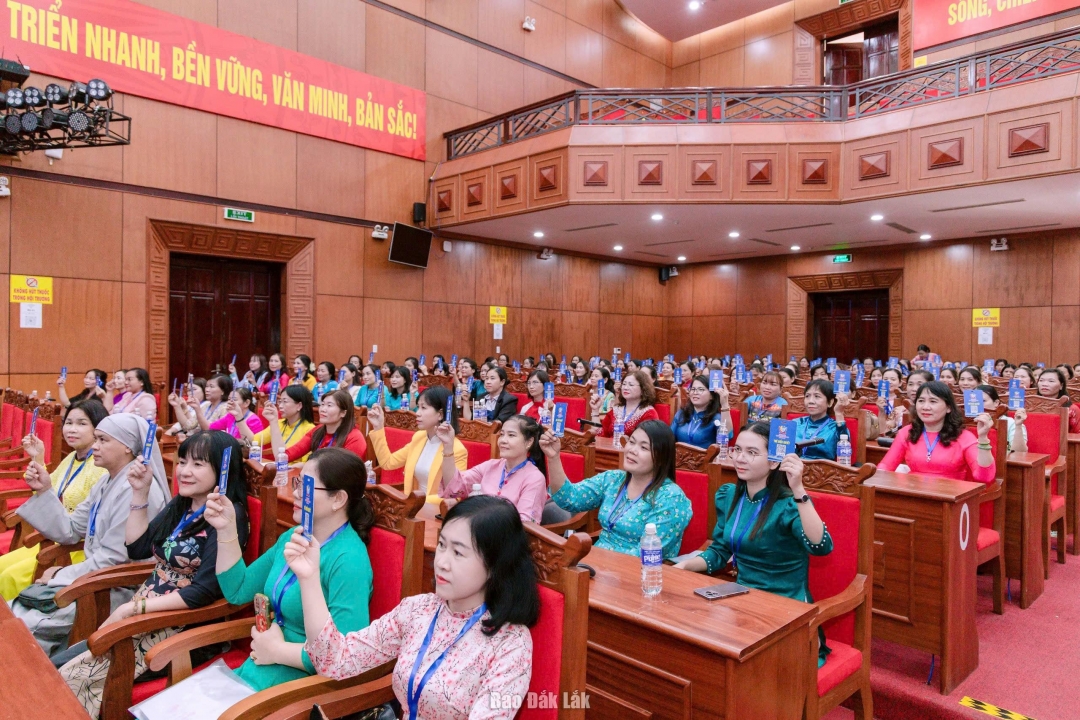 Đại biểu biểu quyết thông qua Dự thảo Nghị quyết Đại hội đại biểu Phụ nữ tỉnh lần thứ I, nhiệm kỳ 2025 - 2030.