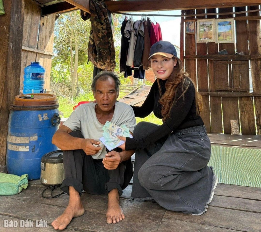 Đại diện CLB Theo Chiều Thiện Tâm đi cứu trợ lũ lụt đợt cơn bão số 13 tại xã Suối Trai, Đắk Lắk