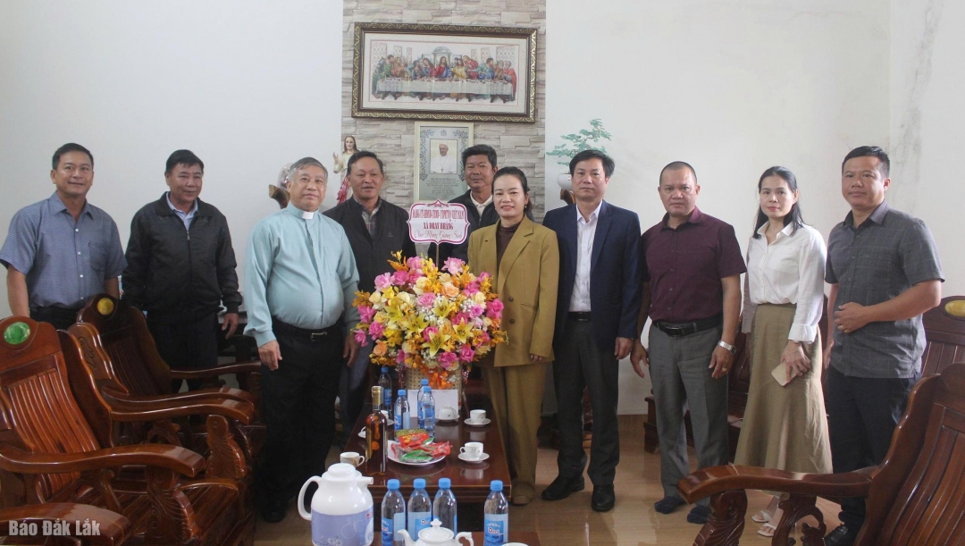 Lãnh đạo xã Dray Bhăng chúc mừng lễ Giáng sinh tổ chức tôn giáo trên địa bàn xã.