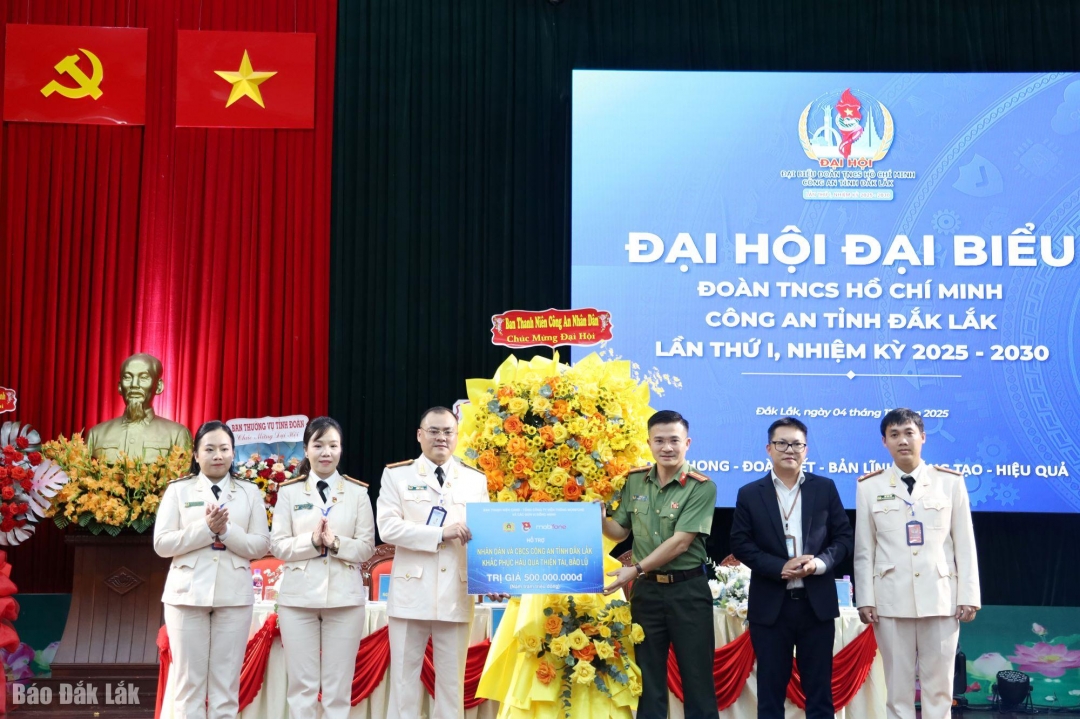 Ban Thanh niên Công an nhân dân - Tổng Công ty viễn thông Mobifone và các đơn vị đồng hành trao quà hỗ trợ nhân dân và cán bộ, chiến sĩ Công an tỉnh khắc phục hậu quả thiên tai, bão lũ.