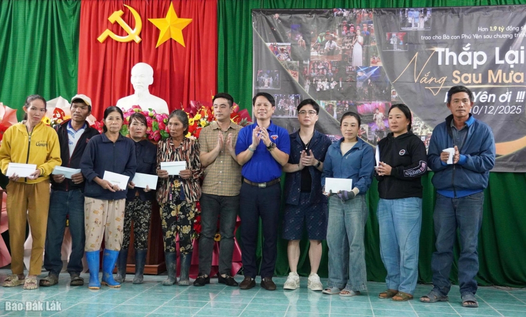 Đại diện các đơn vị trao quà cho người dân ở xã Sơn Hoà.