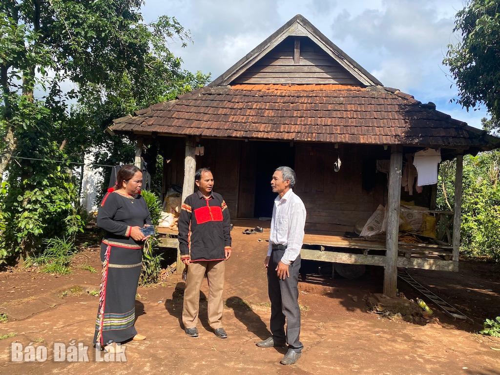 Ông Y Bliăng Niê (đứng giữa)- người có uy tín buôn Yông- trao đổi với người dân về bảo tồn văn hoá dân tộc. Ảnh: Đỗ Lan