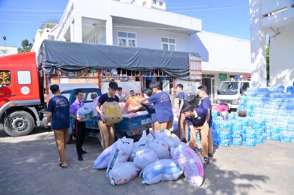 rường TH-THCS-THPT Bùi Thị Xuân cho học sinh nghỉ tiết thể dục sang hỗ trợ Công an phường Tam Hiệp đưa hàng cứu trợ lên xe chuyển đến đồng bào các tỉnh miền Trung - Tây Nguyên bị lũ lụt