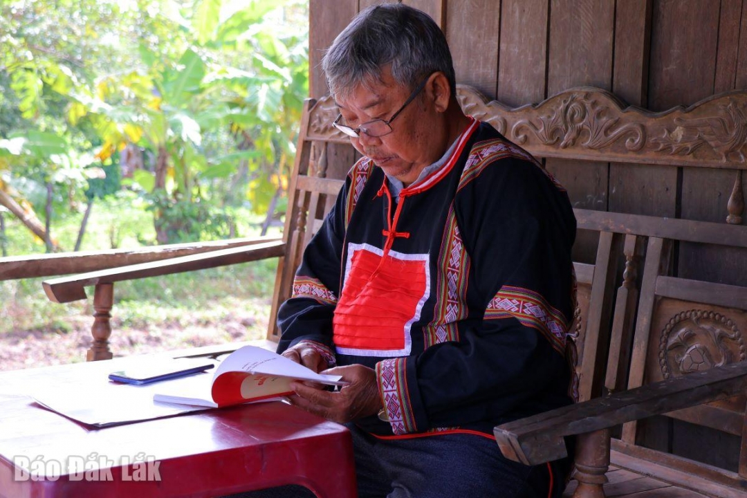 Già làng Y Thơng Kđoh nghiên cứu các văn bản pháp luật để tuyên truyền 