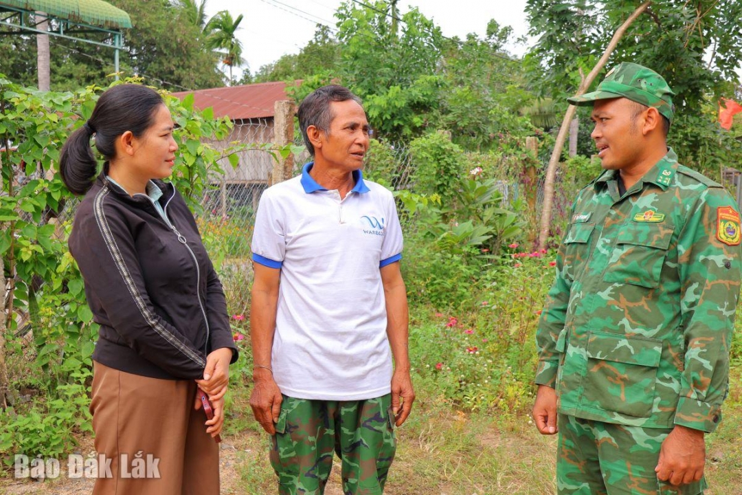 Ông Y Von Niê trao đổi thông tin với cán bộ địa phương và bộ đội biên phòng.
