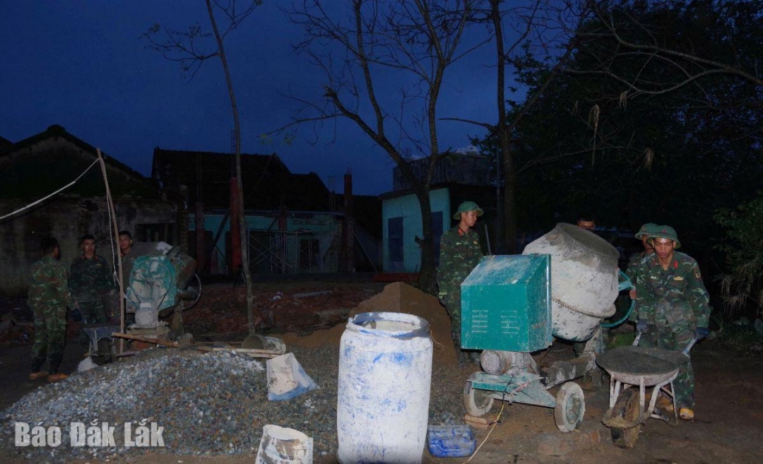 Cán bộ, chiến sĩ Trung đoàn 888 xuyên đêm xây nhà cho người dân.