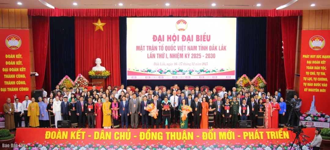 Các ủy viên Ủy ban MTTQ Việt Nam tỉnh khoá I, nhiệm kỳ 2025-2030 ra mắt nhận nhiệm vụ.