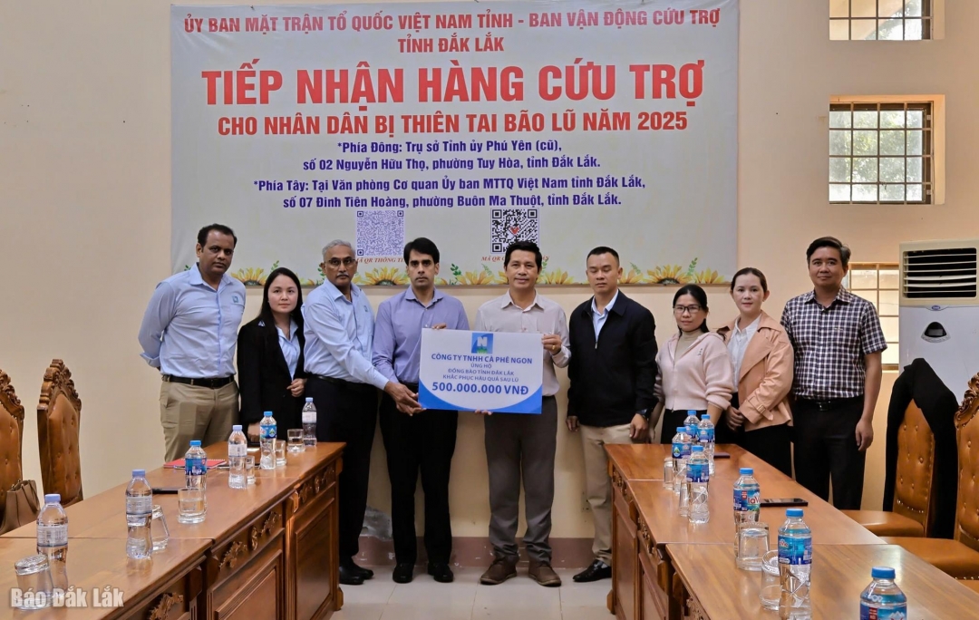 Đại diện Công ty TNHH cà phê Ngon trao kinh phí hỗ trợ cho Ủy ban MTTQ Việt Nam tỉnh.