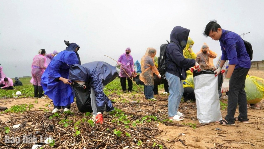 Ra quân dọn vệ sinh tại