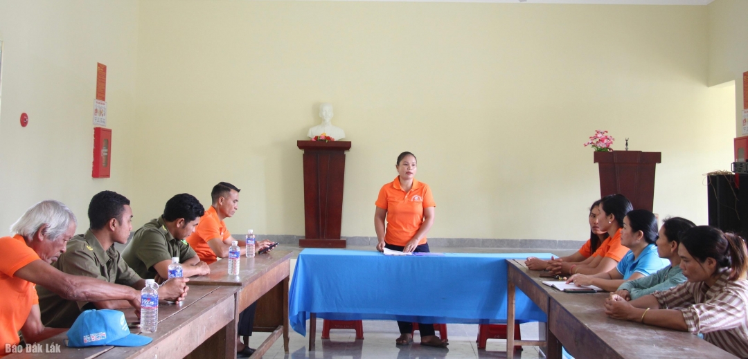 Tổ truyền thông cộng đồng buôn Yang Lah 2 (xã Đắk Liêng) triển khai nội dung tuyên truyền sử dụng mạng xã hội an toàn.