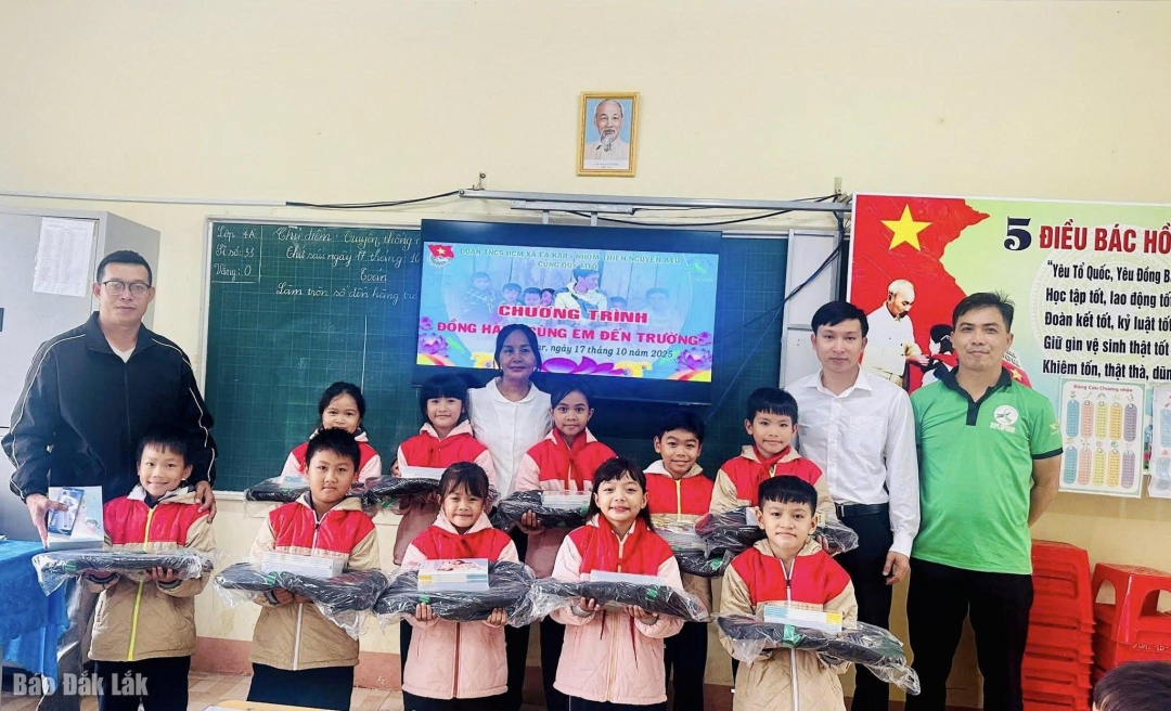 Nhóm thiện nguyện A4U Ea Kar tặng cặp, áo ấm và đồ dùng học tập cho các em học sinh khó khăn