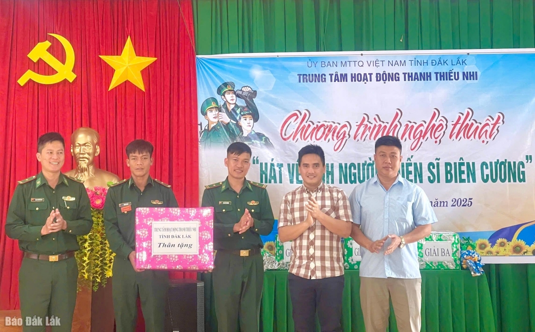 Đại diện Trung tâm Hoạt động Thanh thiếu nhi tỉnh tẳng q