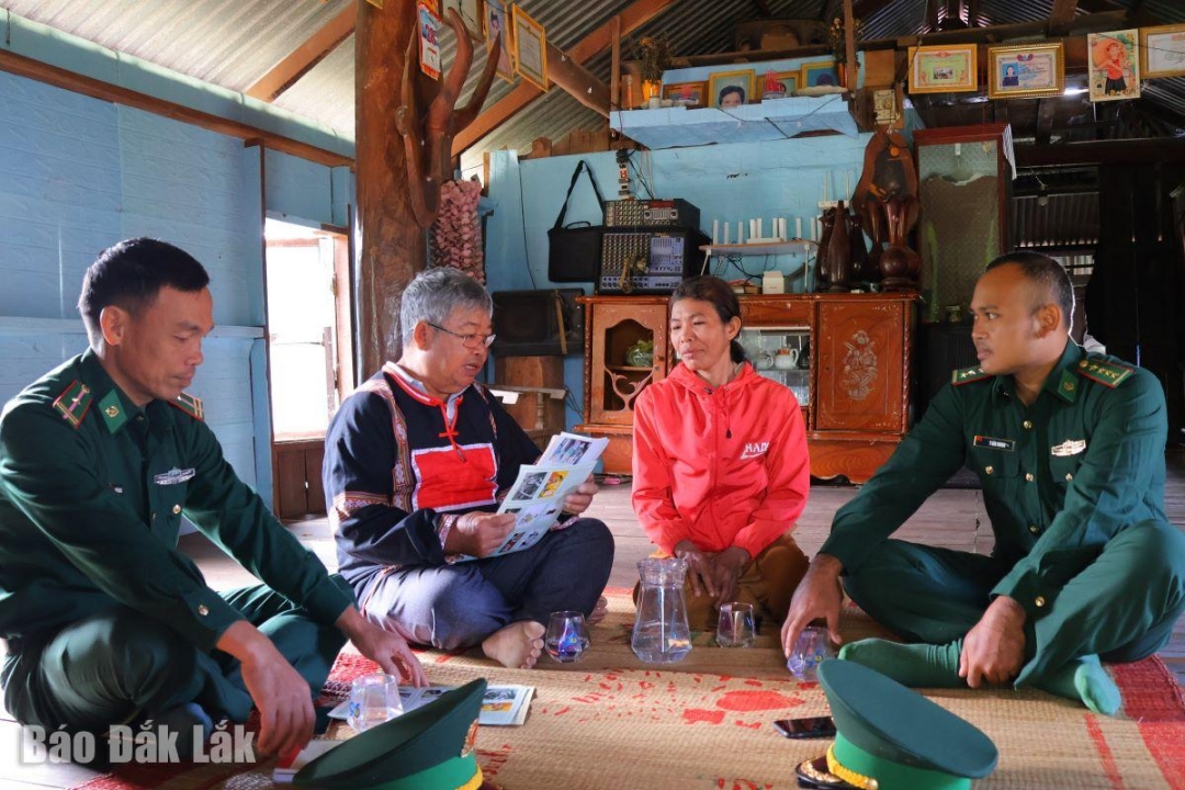 Già làng YThơng Kđoh trao đổi