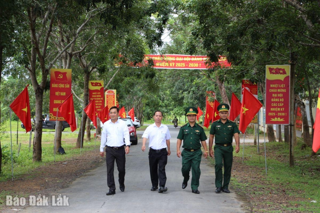 Hệ thống panô, khẩu hiệu tuyên truyền, góp phần đưa đường lối, chủ trương của Đảng, chính sách Nhà nước đến gần người dân biên giới.