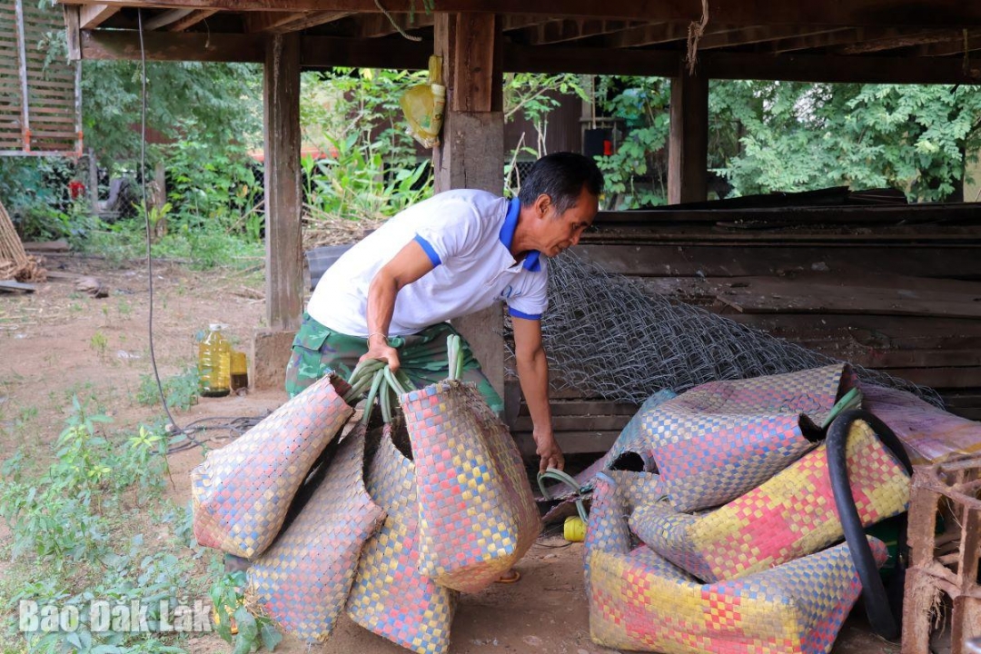 Ông Y Von Niê chăm chỉ lao động sản xuất, dọn dẹp vệ sinh môi trường.