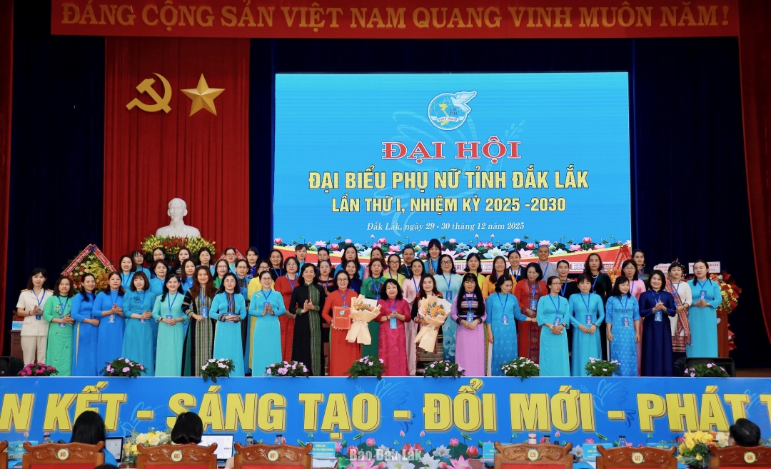 Lãnh đạo Trung ương Hội LHPN Việt Nam và lãnh đạo tỉnh tặng hoa chúc mừng Ban Chấp hành Hội LHPN tỉnh Đắk Lắk nhiệm kỳ 2025 - 2030.