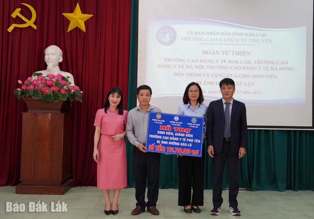 Đại diện Trường Cao đẳng Y tế Hà Nội, Trường Cao đẳng Y tế Hà Đông trao biểu trưng tặng quà hỗ trợ cho Trường Cao đẳng Y tế Đắk Lắk.