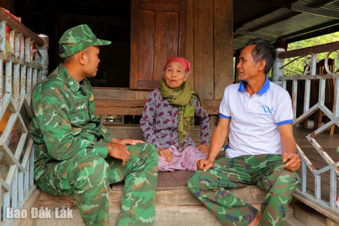 Ông Y Von Niê cùng bộ đội chuyện trò, thăm hỏi người dân trong buôn làng.