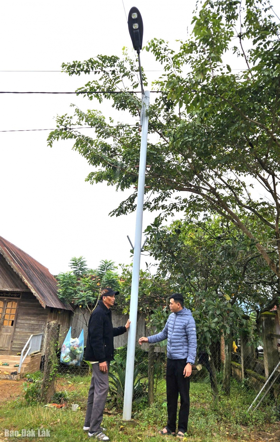 Người dân buôn Chàm B đóng góp kinh phí để xây dựng đường điện thắp sáng.