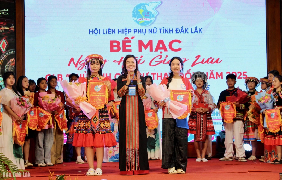 Ban tổ chức trao giải Nhì cho các đơn vị.