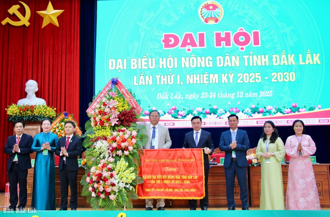 Ban Chấp hành đảng bộ tỉnh tặng đại hội bức trướng với dòng chữ Đoàn kết - Dân chủ - Đổi mới - Sáng tạo - Phát triển.