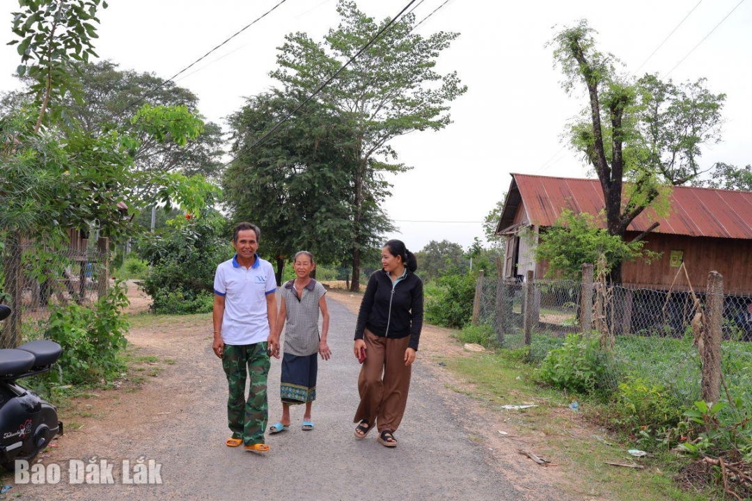 Ông Y Von thường xuyên sâu sát, vận động bà con buôn làng chăm lo phát triển kinh tế, ổn định đời sống gia đình.