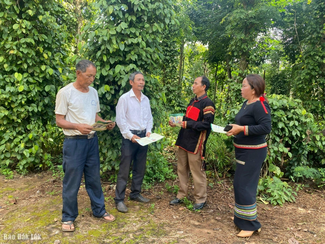 Người có uy tín ở buôn Yông vận động người dân thay đổi nếp sống, cách làm. Ảnh: Đỗ Lan