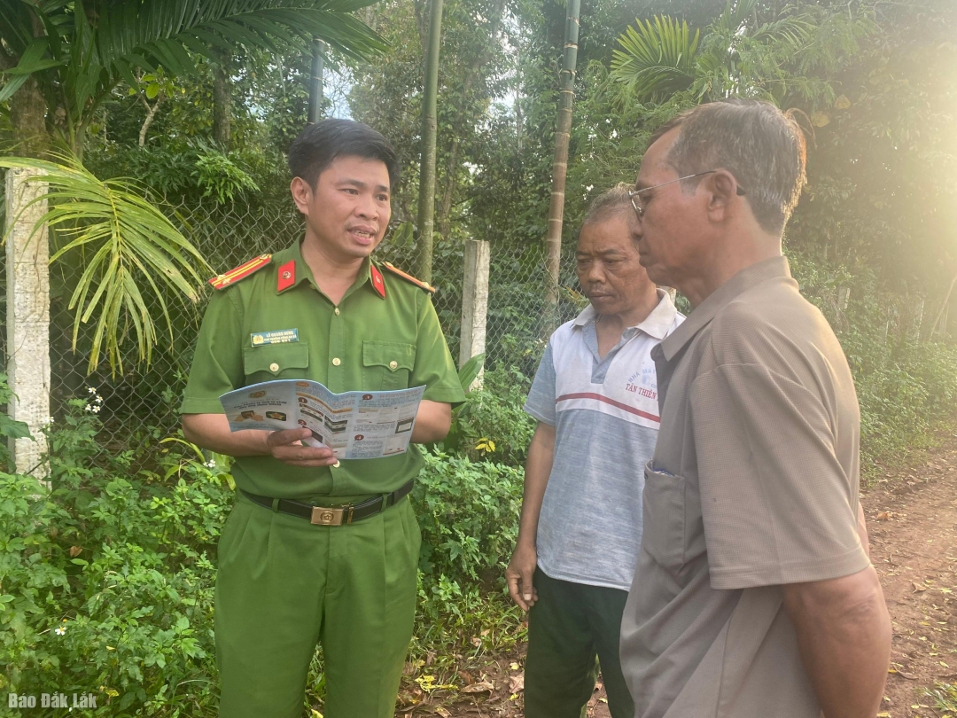 Công an xã Cuôr Đăng tổ chức tuyên truyền pháp luật cho người dân. Ảnh: Đ. Lan